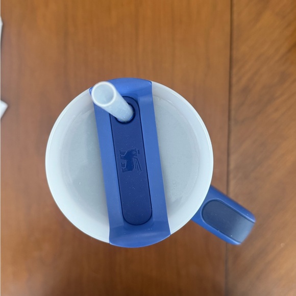 Stanley Cobalt Blue Travel Mug 30 oz - Picture 4 of 9